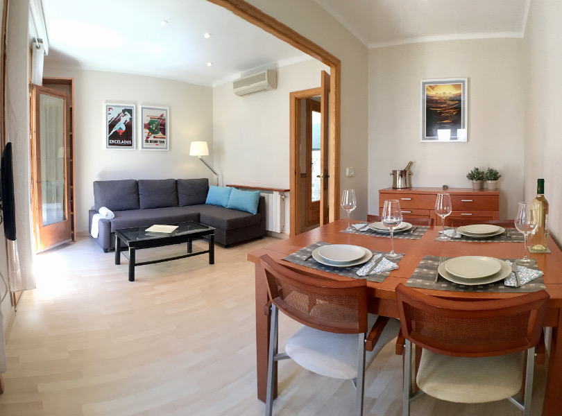 Lounge-diner: Corner sofa, dining table, TV.