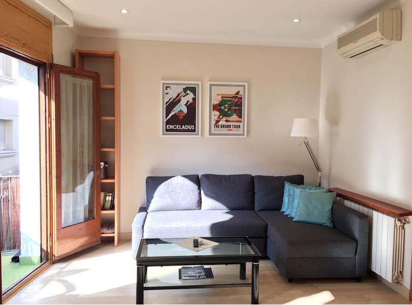 Sunny lounge-diner: Corner sofa, dining table, TV.